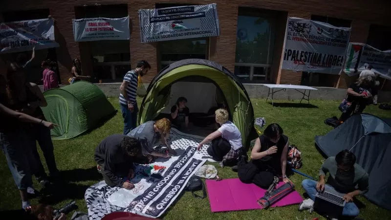 Varios estudiantes hacen una acampada para apoyar al pueblo palestino en la Complutense de Madrid.