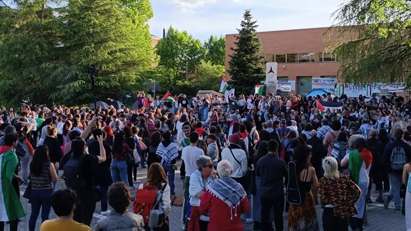 Fotografía tomada durante la asamblea que se ha celebrado en Ciudad Universitaria de Madrid para planificar la acampada de estudiantes en apoyo a Palestina, a 7 de mayo de 2024.