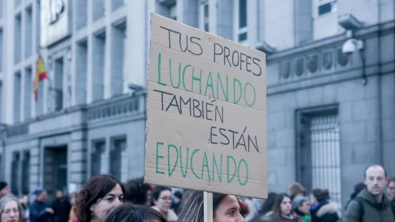 Dos personas sostienen un cartel durante una manifestación por una educación pública y de calidad, a 27 de febrero de 2024, en Madrid (España).