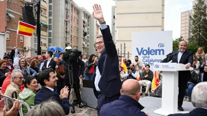 El presidente del PP, Alberto Núñez Feijóo, con su candidato en las elecciones catalanas, Alejandro Fernánde, en un mitin en Cornellà de Llobregat (Barcelona). E.P./Alberto Paredes