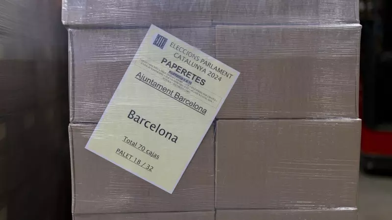 Cajas de papeletas en un taller municipal durante la preparación del material para las elecciones catalanas del 12M, a 6 de mayo de 2024, en Barcelona, Catalunya.