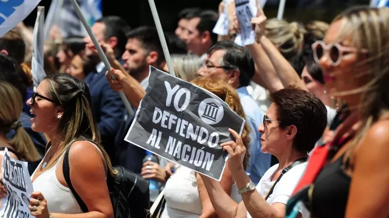 Una mujer sostiene un cartel durante una protesta contra los planes de reforma del gobierno del presidente argentino Javier Milei. Imagen de archivo.