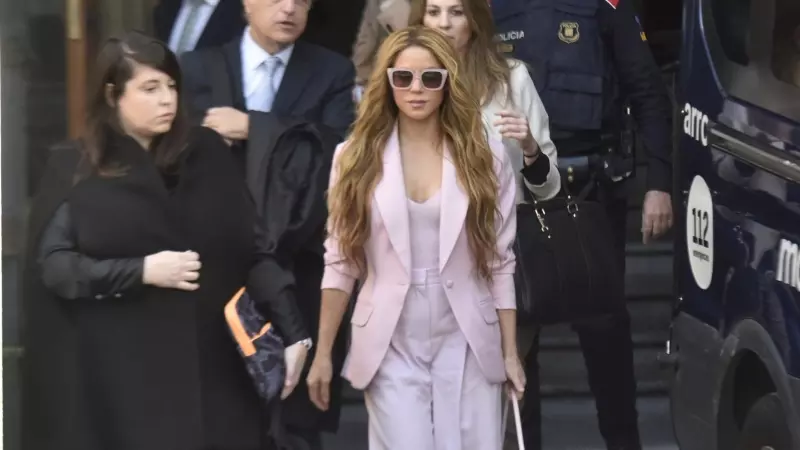 La cantante Shakira junto a sus abogados a su salida de la Audiencia Nacional en Barcelona, a 20 de noviembre de 2023.