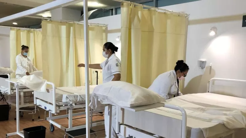 09/05/2024 Enfermeras preparan camas en un hospital de de México. Foto de archivo.