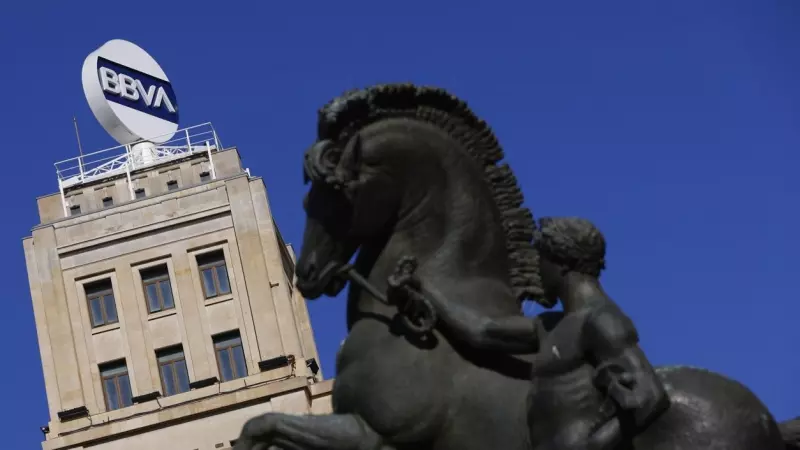 El logo del BBVA en lo alto de su antigua sede  en la Plaza de Cataluña de Barcelona. EFE/Quique García