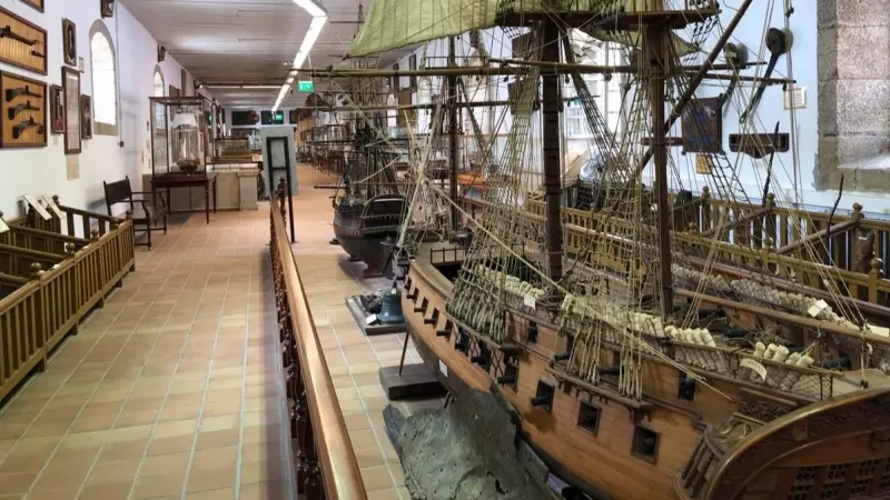 9/5/24 Maqueta de un buque en la zona del museo desde la que se accede a la sala de banderas