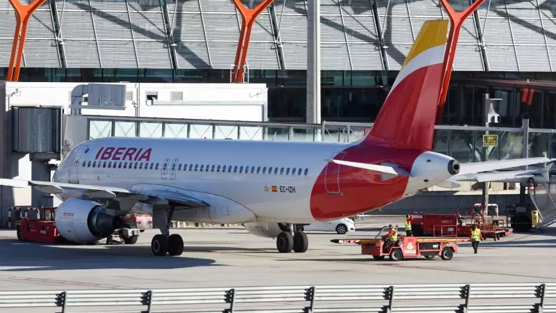 Un avión de Iberia, del grupo IAG, en el aeropuerto Adolfo Suárez Madrid-Barajas. E.P./Gustavo Valiente