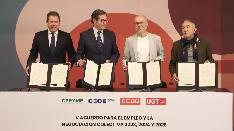 Los presidentes de CEOE y CEPYME, Antonio Garamendi (2i)y Gerardo Cuerva (1i), y los secretarios generales de UGT y CCOO, Pepe Álvarez (1d) y Unai Sordo 'd), en la firma del V Acuerdo para el Empleo y la Negociación Colectiva (AENC),  en mayo de 2023. E.P