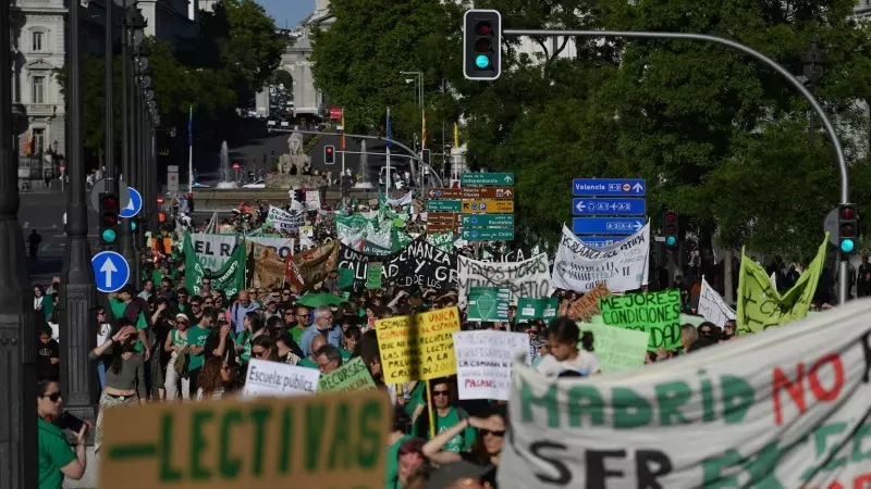 Decenas de personas durante una manifestación del profesorado por la defensa de la educación pública, a 8 de mayo de 2024, en Madrid (España).