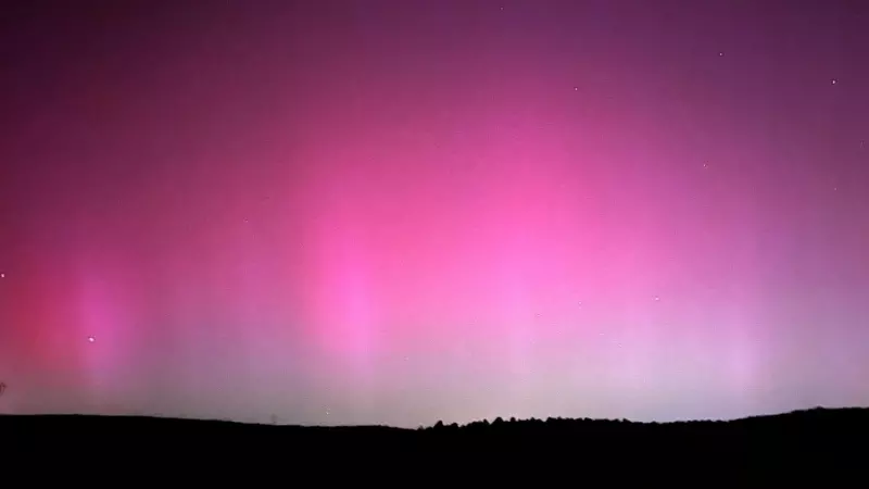 L'aurora boreal vista des de les Muntanyes d'Ordal.