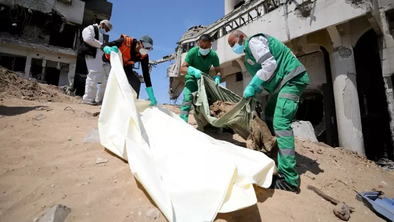 Médicos buscan cadáveres en las inmediaciones del hospital Shifa, a 29 de abril de 2024.