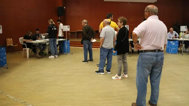 Cua de votants en una de les meses del col·legi electoral del Centre Cívic de Balàfia de Lleida.