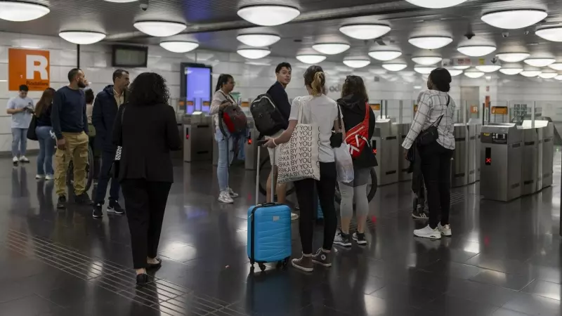 Varias personas en la estación de Renfe y Metro 'La Sagrera', el 12 de mayo de 2024, en Barcelona.