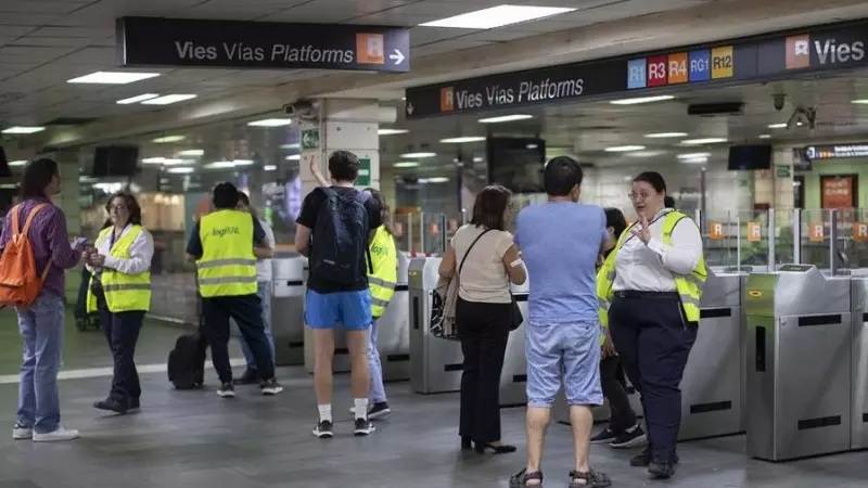 Una informadora da indicaciones a varios usuarios en la estación de cercanías de Renfe de Plaça Catalunya (Barcelona), el 12 de mayo de 2024.