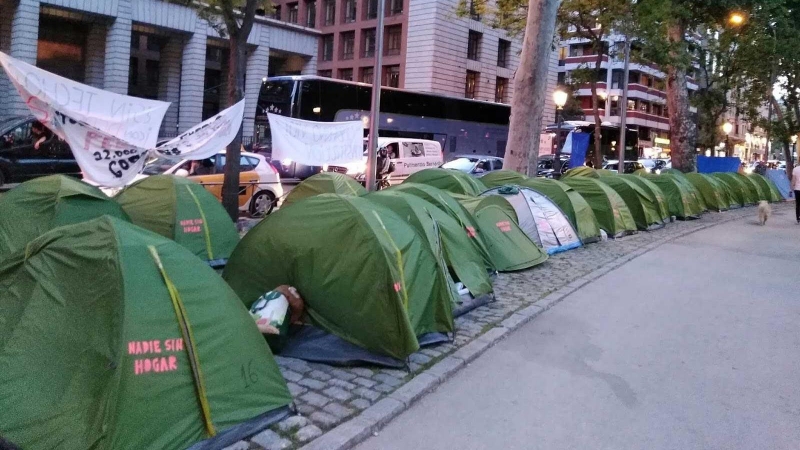 Miles de personas acampan en Madrid para protestar contra el sinhogarismo en 2019.