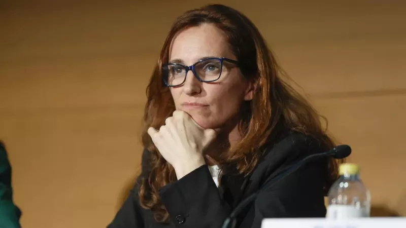 Mónica García firma financiar en 2025 con gafas y lentillas