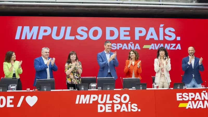 El presidente del Gobierno y secretario general del PSOE, Pedro Sánchez, junto a otros dirigentes socialistas en la Ejecutiva de su partido celebrada este lunes en Ferraz.