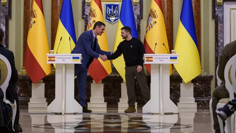 El presidente del Gobierno de España, Pedro Sánchez (i), y el presidente de Ucrania, Volodimir Zelenski (d), se saludan a su llegada al Palacio Mariinski, a 23 de febrero de 2023, en Kiev (Ucrania).
