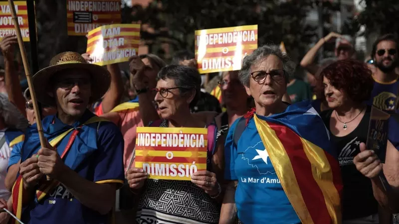 Varias personas participan en una manifestación convocada por la ACN con motivo de la Diada 2023, a 11 de septiembre de 2023, en Barcelona, Catalunya (España).