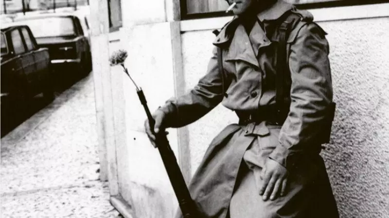 Un soldado, con un clavel en la boca de fusil, el 25 de abril de 1974 ern Lisboa.