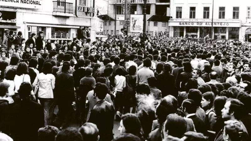 13/5/24  Asedio al cuartel de la GNR en la Praça do Carmo, donde se había refugiado el jefe del Gobierno, Marcelo Caetano.