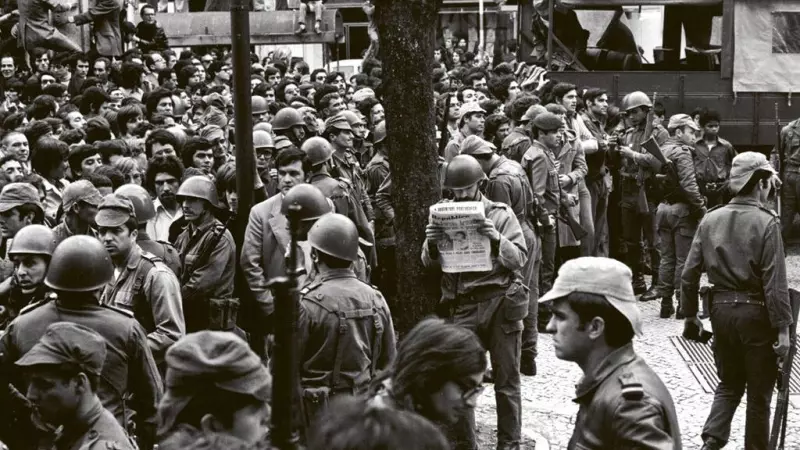 13/5/24 Soldados y civiles en la Praça do Carmo.