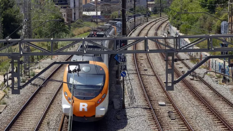 Un tren de Rodalies circula por las vías en L'Hospitalet de Llobregat