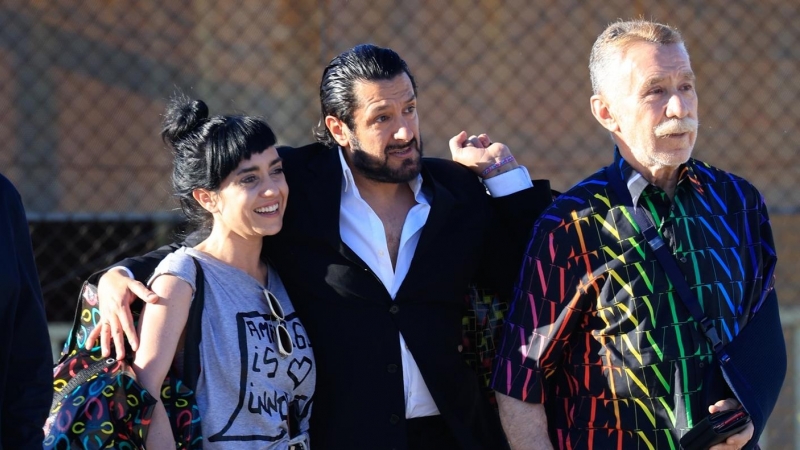 Imagen de archivo de la salida de prisión de Rafael Amargo el pasado 12 de abril, con su novia y su abogado.