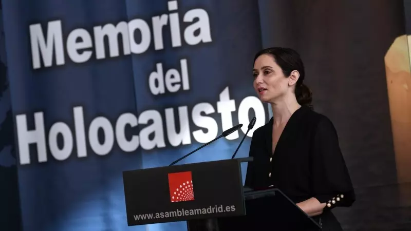 Isabel Díaz Ayuso interviene durante una ceremonia para conmemorar el Holocausto en la Asamblea de Madrid.