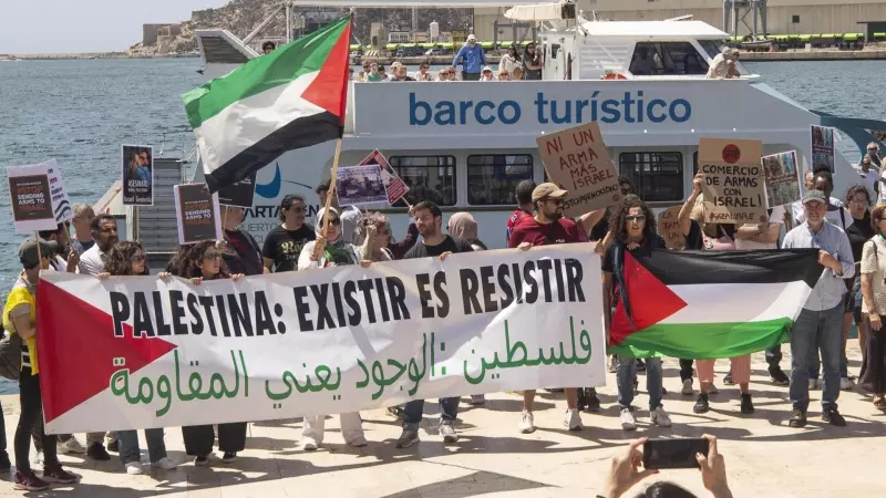 Decena de personas protestan en el puerto de Cartagena para pedir al Gobierno central que inmovilice el carguero Borkum porque podría transportar armas a Israel, a 15 de marzo de 2024.