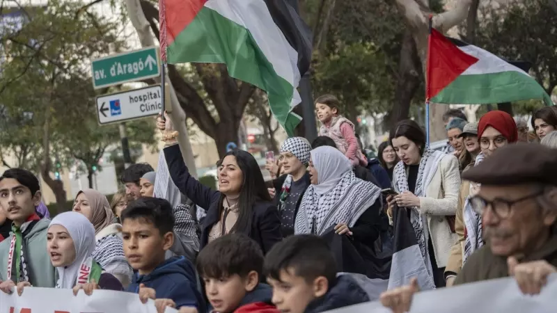 Decenas de personas durante una manifestación en apoyo a Palestina en València, a 25 de febrero de 2024.