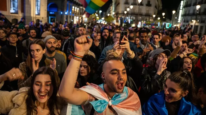 Cientos de personas durante una manifestación para defender las leyes Trans y LGTBI de la Comunidad de Madrid, en la Puerta del Sol, a 13 de noviembre de 2023, en Madrid (España).