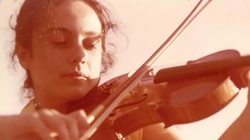 16/5/24 Luísa Villalta tocando o violín.