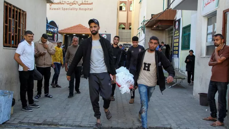 Palestinos llevan el cuerpo de un asesinado por un ataque israelí, durante un funeral en Rafah, a 16 de mayo 2024.
