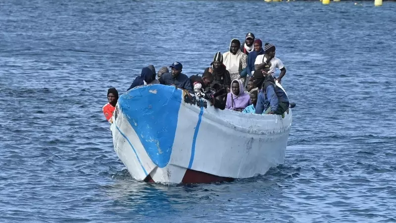 Varios migrantes llegan al puerto de La Restinga, a 4 de febrero de 2024, en El Hierro, Santa Cruz de Tenerife, Islas Canarias.