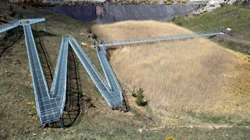 La nova passarel·la permet apropar-se més a les petjades de dinosaure del jaciment