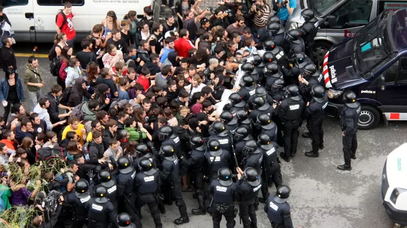 Estira i arronsa entre mossos i manifestants, en una manifestació a Can Vies al maig de 2014