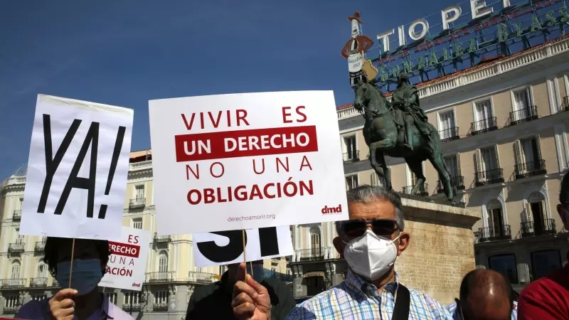 17/05/2024 Un grupo de personas sostiene pancartas y carteles durante una concentración por la muerte digna en Madrid, a 25 de junio de 2021.