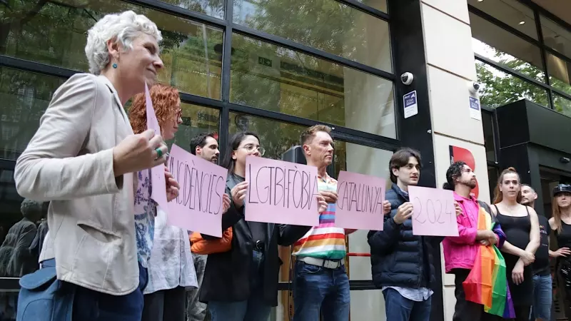 Participants de l'acte reivindicatiu de l'Observatori contra l'Homofòbia amb motiu del Dia Internacional contra l'LGTBI-fòbia