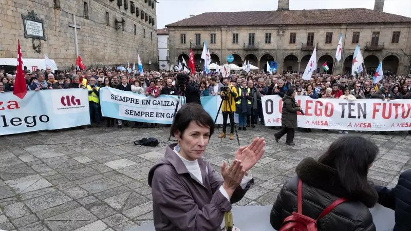 La portavoz nacional del BNG, Ana Pontón (c), durante una manifestación en defensa de la lengua gallega, a 17 de mayo de 2024, en Santiago de Compostela, A Coruña, Galicia (España).