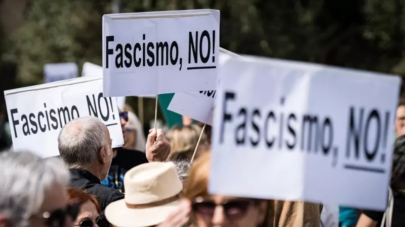 19/05/2024 Varias personas protestan durante una concentración en contra del acto ‘Europa Viva 24’ en la Plaza de Colón, a 19 de mayo de 2024.
