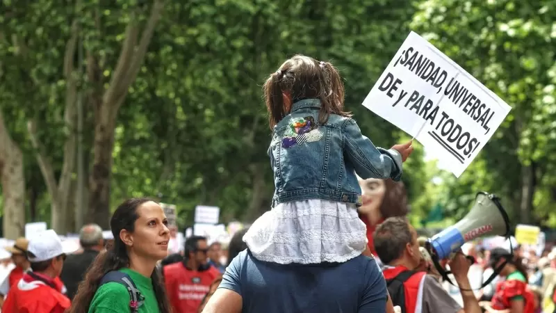 Decenas de personas durante una manifestación para defender la sanidad pública, a 19 de mayo de 2024, en Madrid (España).