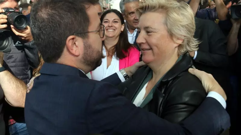 La dirigent d'ERC Marta Molina, investigada en el 'cas Tsunami', s'abraça amb el president de la Generalitat, Pere Aragonès, abans de declarar per videoconferència a la Ciutat de la Justícia