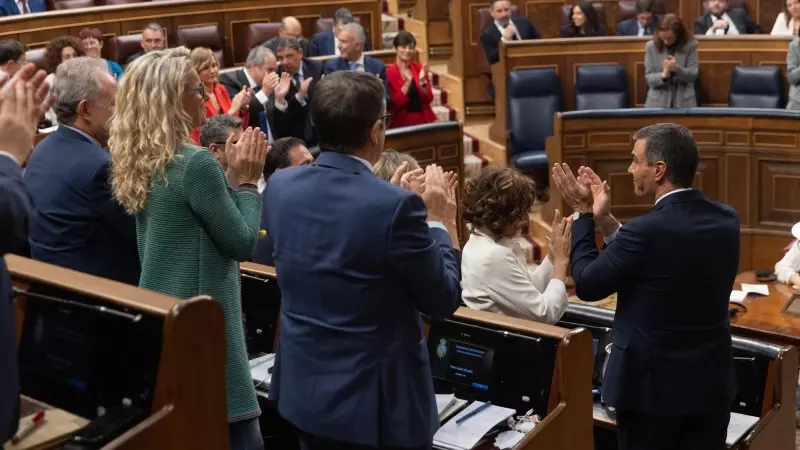 El presidente del Gobierno, Pedro Sánchez (1d), es aplaudido durante una sesión plenaria, en el Congreso de los Diputados, a 22 de mayo de 2024, en Madrid