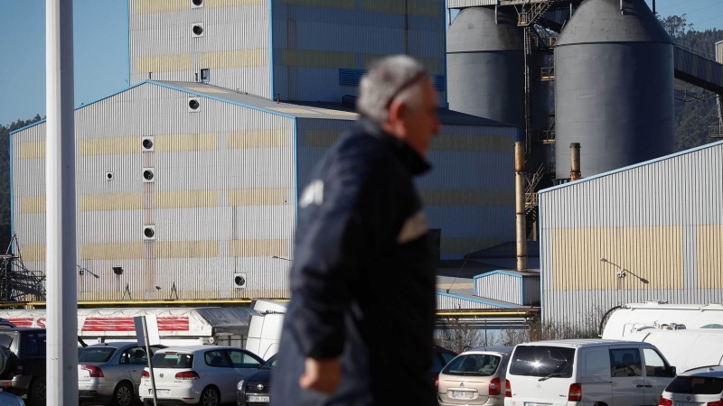 Foto de archivo de un hombre caminando frente a la fábrica de Alcoa, a 24 de enero de 2024, en San Cibrao, Lugo.