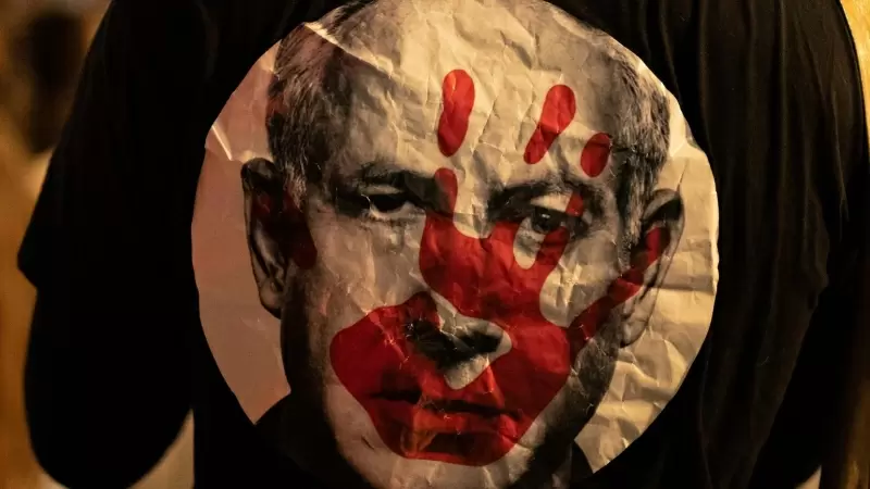 Un manifestante en Tel Aviv con una camiseta contra el primer ministro israelí, Benjamin Netanyahu.