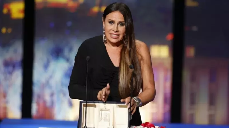 Karla Sofía Gascón recoge el premio a 'mejor actriz' por su interpretación en 'Emilia Pérez', en Cannes, a 25 de mayo de 2024.