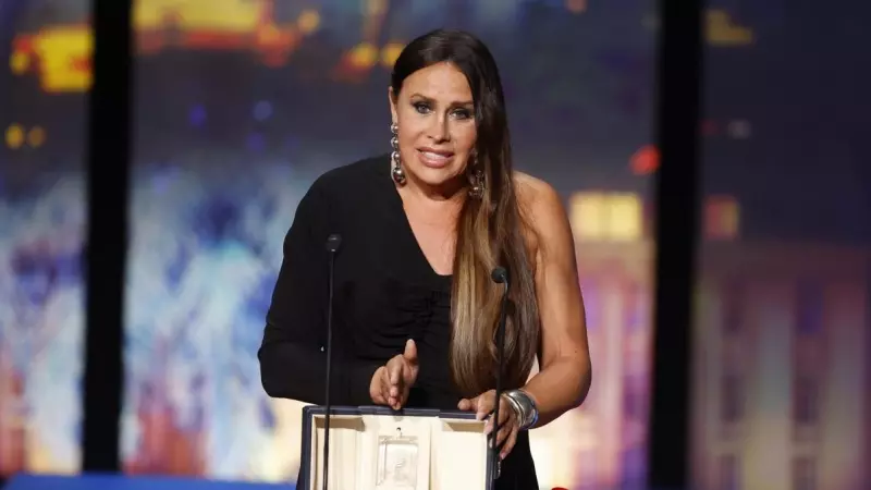 Karla Sofía Gascón recoge el premio a 'mejor actriz' por su interpretación en 'Emilia Pérez', en Cannes, a 25 de mayo de 2024.