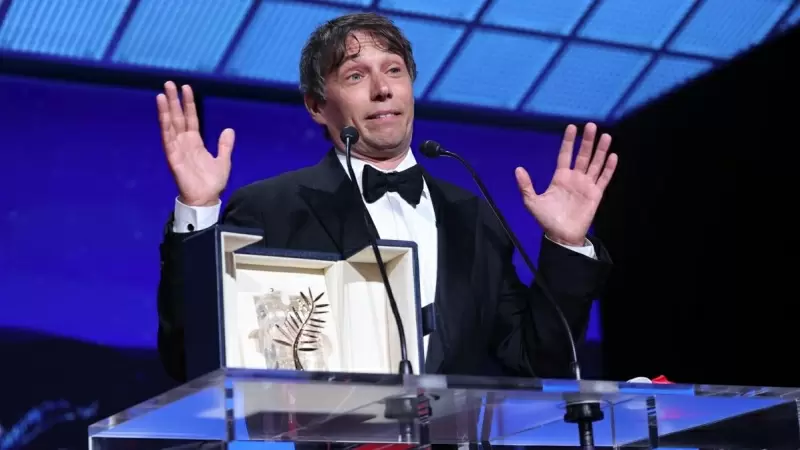 Sean Baker recibe la 'Palma de Oro' por 'Anora' en el 77º Festival de Cine de Cannes, a 25 de mayo de 2024.