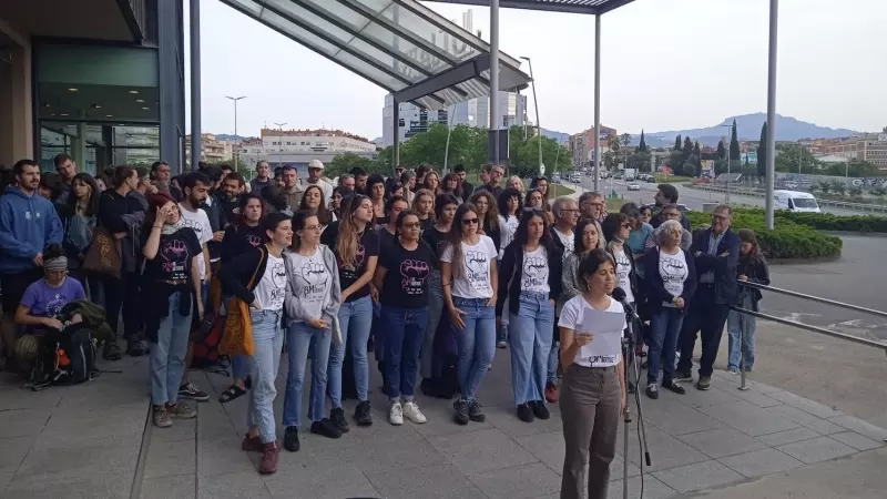 Una seixantena de persones s'han concentrat aquest dilluns davant els jutjats de Terrassa en suport a les joves de 8Mil Motius